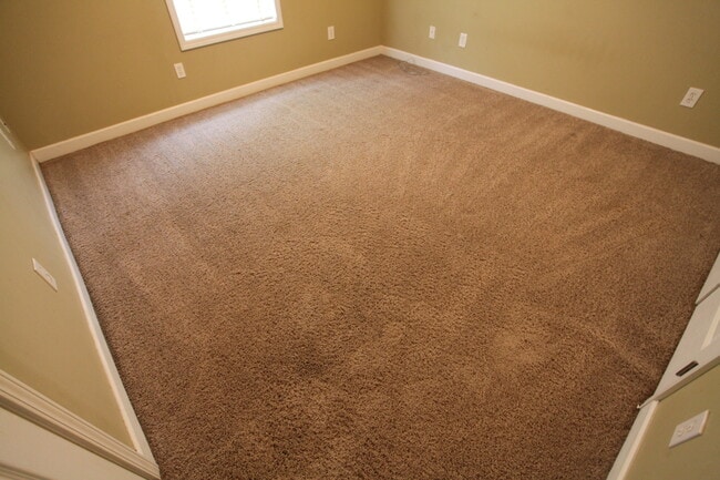 Building Photo - Beautiful 3bed/2bath residential home available in August!