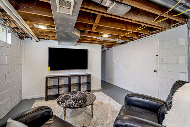 Building Photo - 1128 Exter Dr