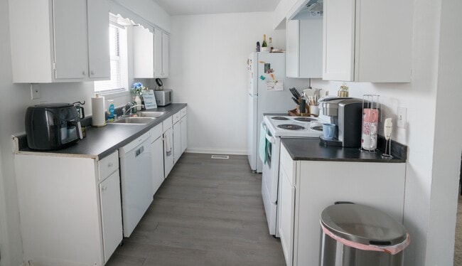 Building Photo - 917 Burcham Dr