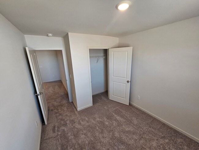 Building Photo - Like New Townhome in the heart of Newton