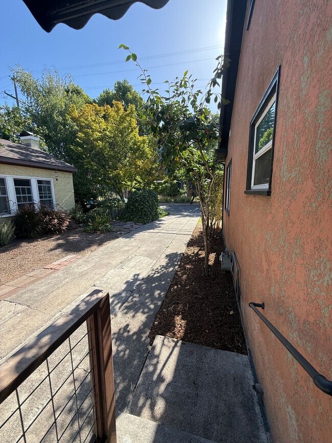 Building Photo - 2 bedroom/ 1 bathroom Home for Rent in Santa Rosa