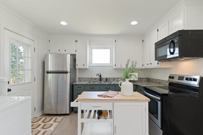 Building Photo - 2 Bed/ 1 Bath Cottage in Charlotte Park, Fenced Yard and Pet Friendly