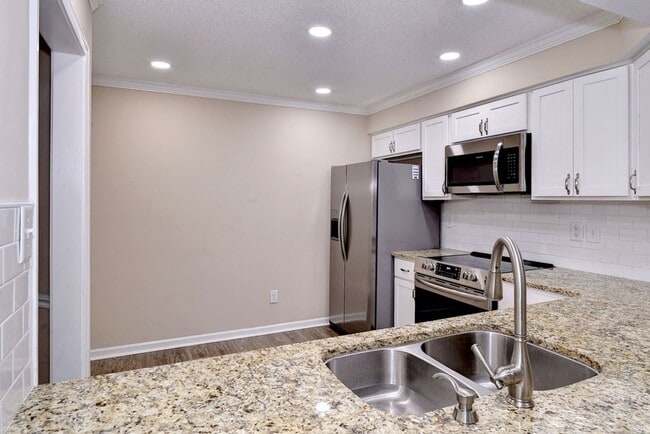 Building Photo - Nicely Updated Grafton Woods Condo