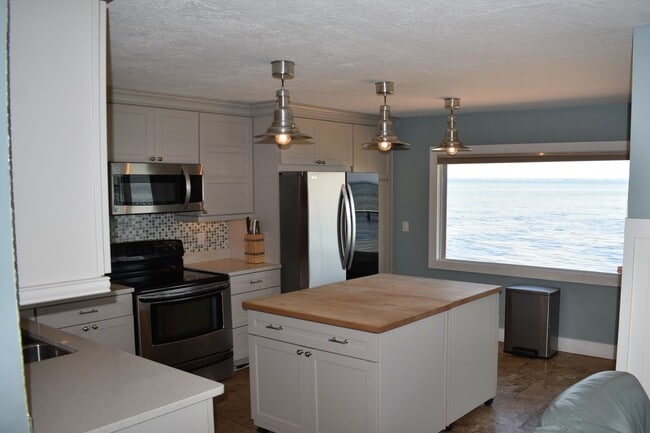 Building Photo - Waterfront Paradise - Fully Furnished Town...