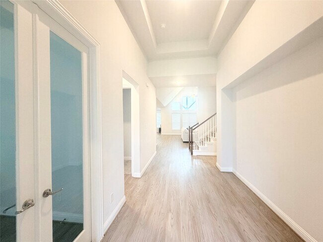 Building Photo - 6610 Lake Oasis Dr