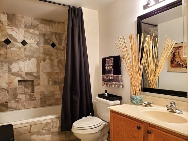 Building Photo - 1914 Crenshaw Cir