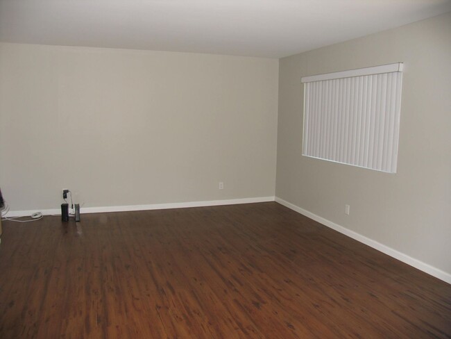 Building Photo - Spacious 2 Bedroom 1 Bath Single Story Condo