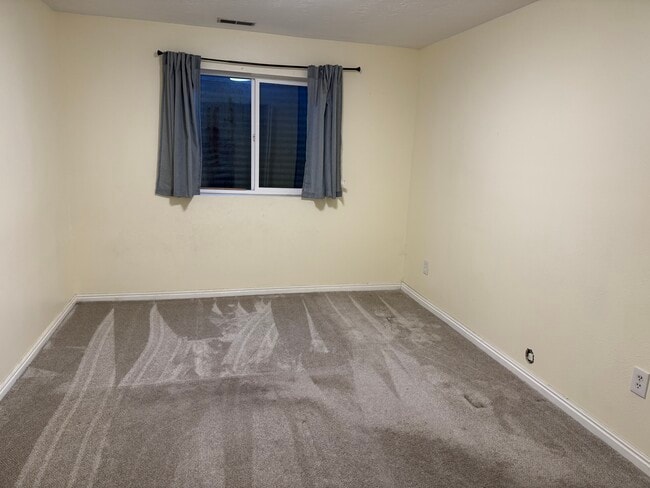 Building Photo - 422 E 200 N