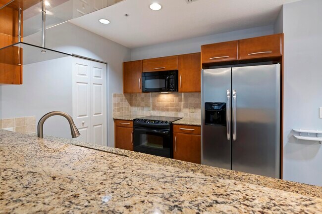 Building Photo - 511 Lucerne Ave