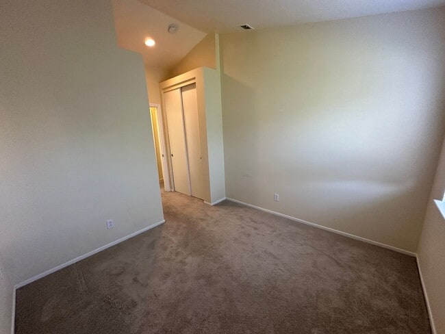 Building Photo - Beautiful 4 Bedroom, 2.5 Bath Tracy Home