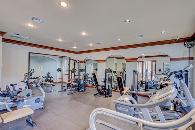 Building Photo - 1000 Crestwood Ct S