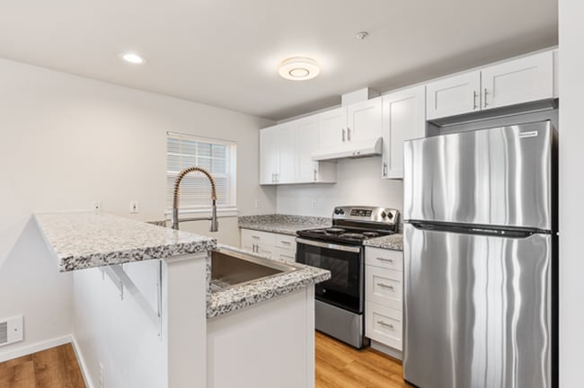 Building Photo - Modern 3-Bedroom Townhouse with Laundry in...