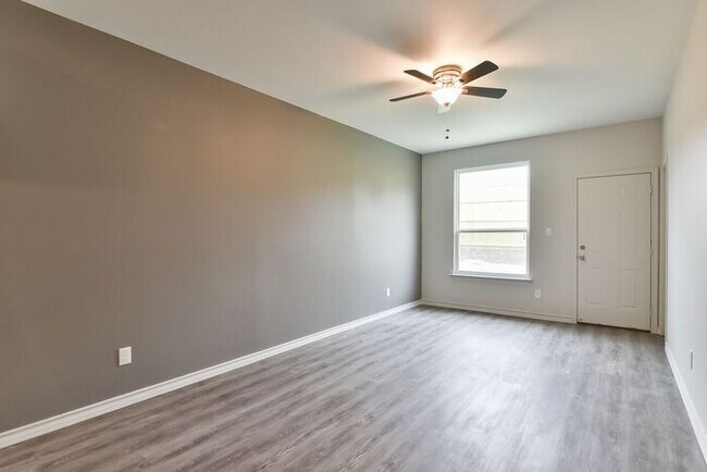 Building Photo - $1650! Fort Worth Duplex NOW LEASING for a July Move-In!