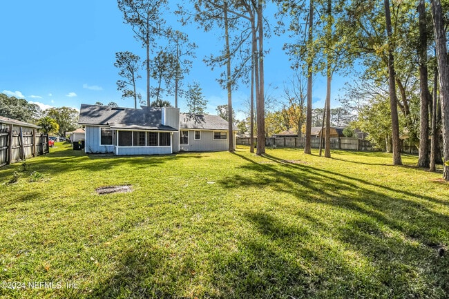 Building Photo - 4385 Queensway Dr