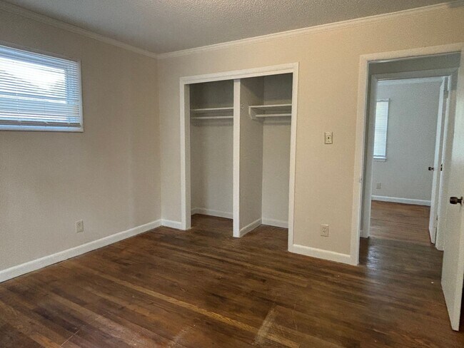 Building Photo - 3 BR with deck conveninent to Four Seasons Mall