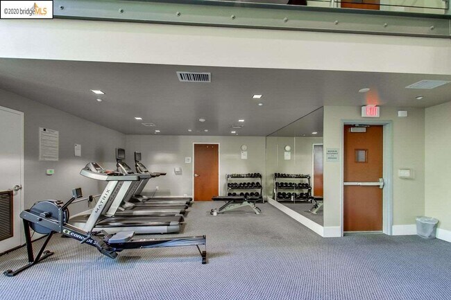 Building Photo - 585 9th St