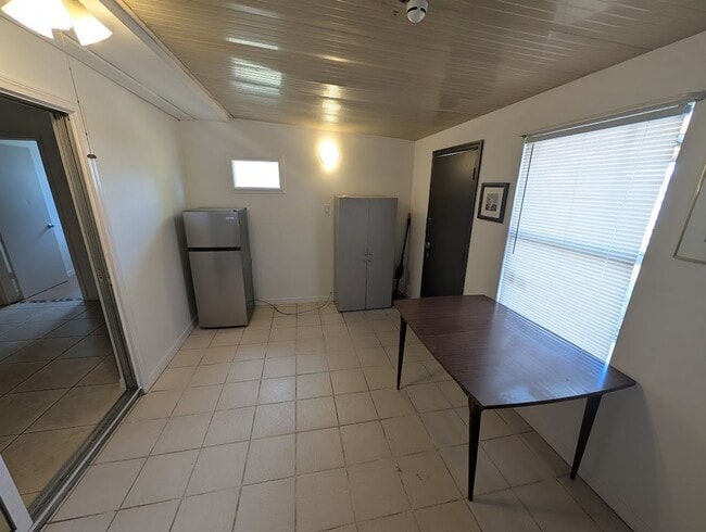 Building Photo - 1818 Rhoades Terrace