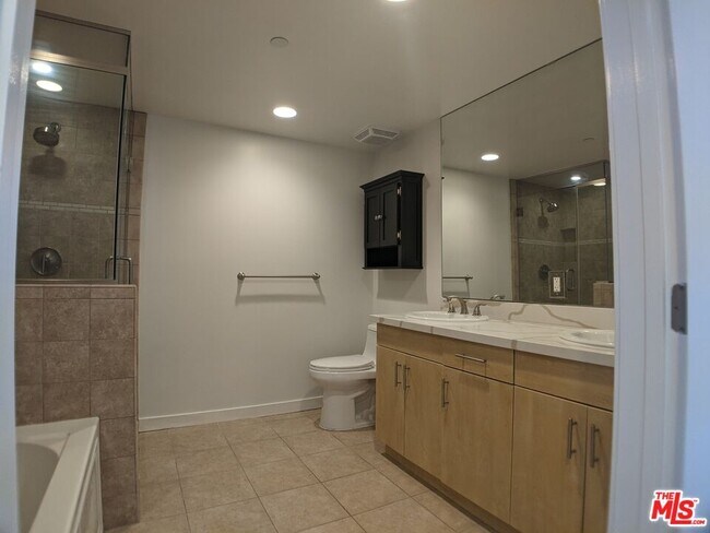 Building Photo - 5143 White Oak Ave