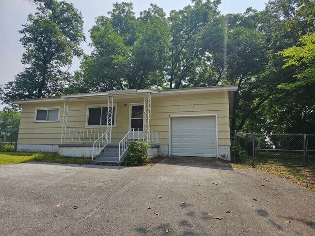 Building Photo - Don't Miss this 2 bedroom with Garage, Lar...