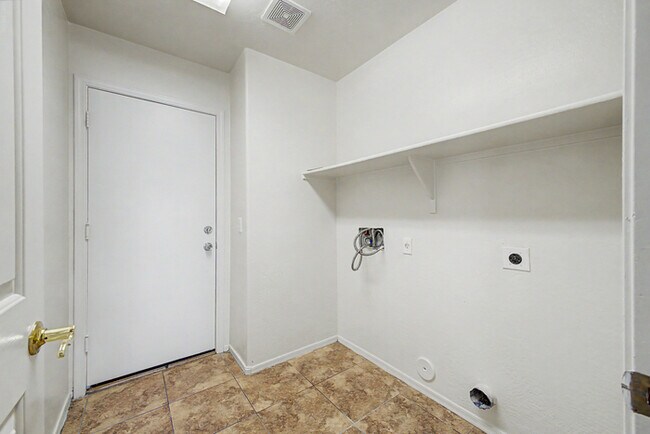 Building Photo - 15652 W Durango St