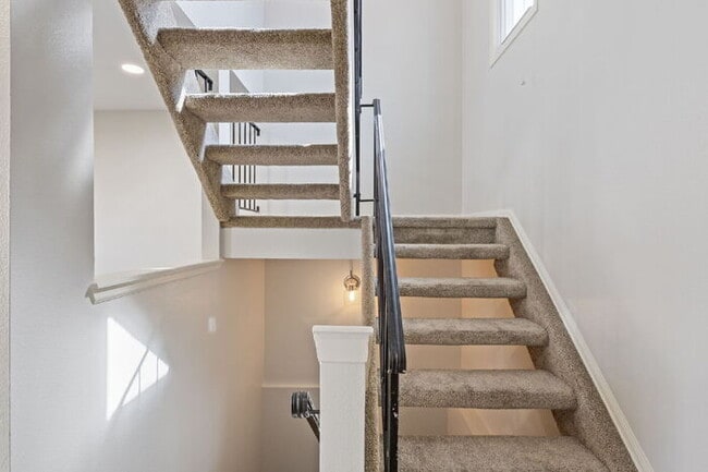 Building Photo - Conveniently Located Townhome with Garage ...