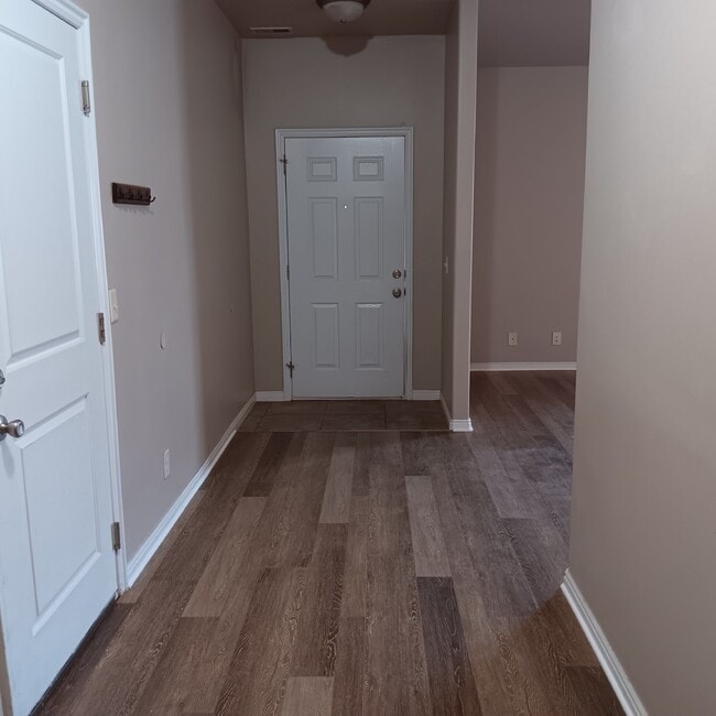 Building Photo - Well-maintained 3 bed/2 bath condo near Sk...