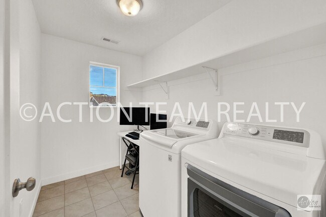Building Photo - Single Family Home in Bluffdale!