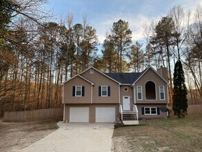 Building Photo - Split Foyer Home with Fenced Yard