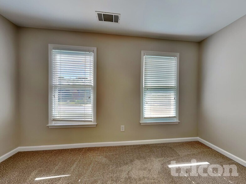 Building Photo - 2205 Washington Dr