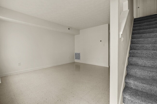 Building Photo - 10403 Hillpark Dr