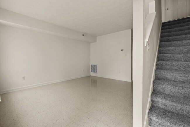 Building Photo - Charming Two Bedroom Townhome in South Louisville, Family-Friendly Neighborhood!