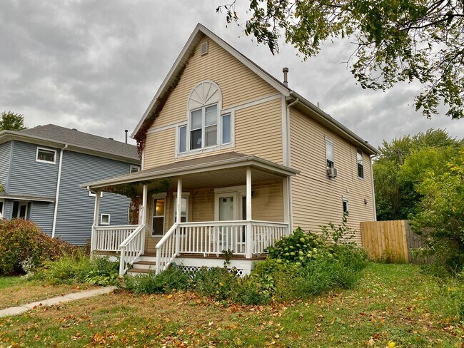 Building Photo - Gorgeous BIG 5BD/3BA House near the U of M...