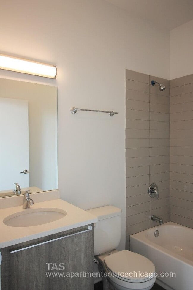 Building Photo - Loft-style condo-quality 2 Bed/2 ba IN UNIT LAUNDRY!!