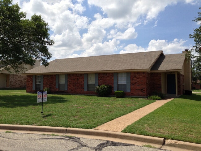 Building Photo - 9007 Woodgate Cir E