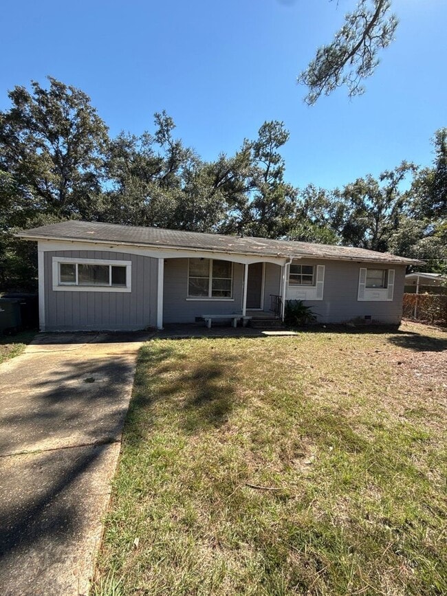 Building Photo - 4/2 House on Atkamire Drive, large yard! A...