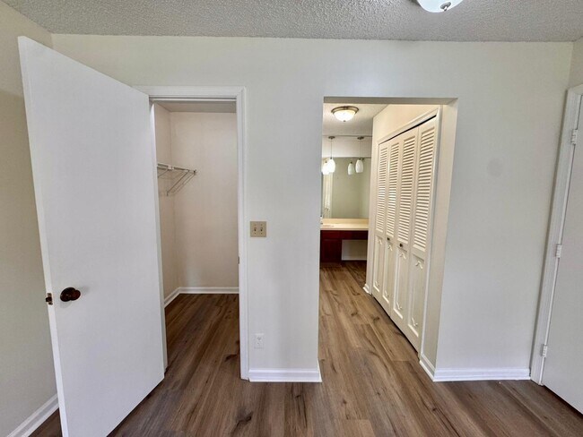Building Photo - 9815 Pineapple Tree Dr