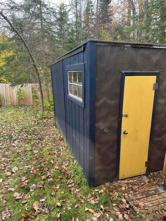 Building Photo - Furnished 2 Bed/1 Bath w/Fenced Yard & Sto...