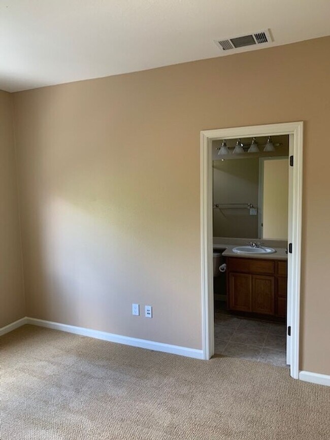 Building Photo - GORGEOUS MODERN 3BR 3BA TOWNHOUSE IN BEAUT...