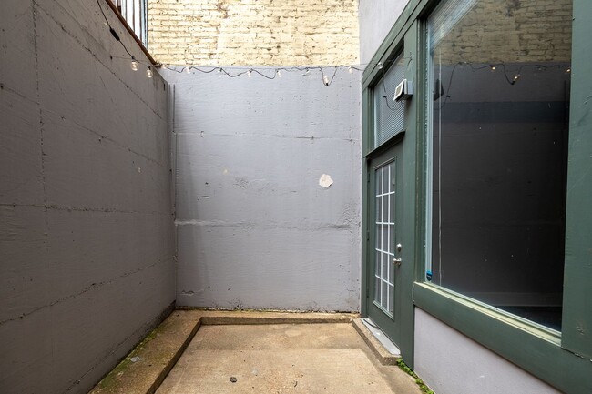 Building Photo - 1 bedroom, 1 bath updated condo in downtow...