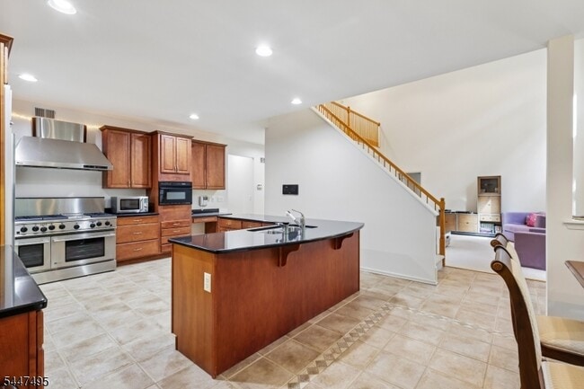 Building Photo - 8 Pring Ct