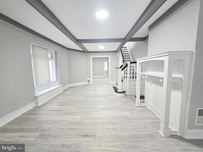 Building Photo - 5011 Larchwood Ave