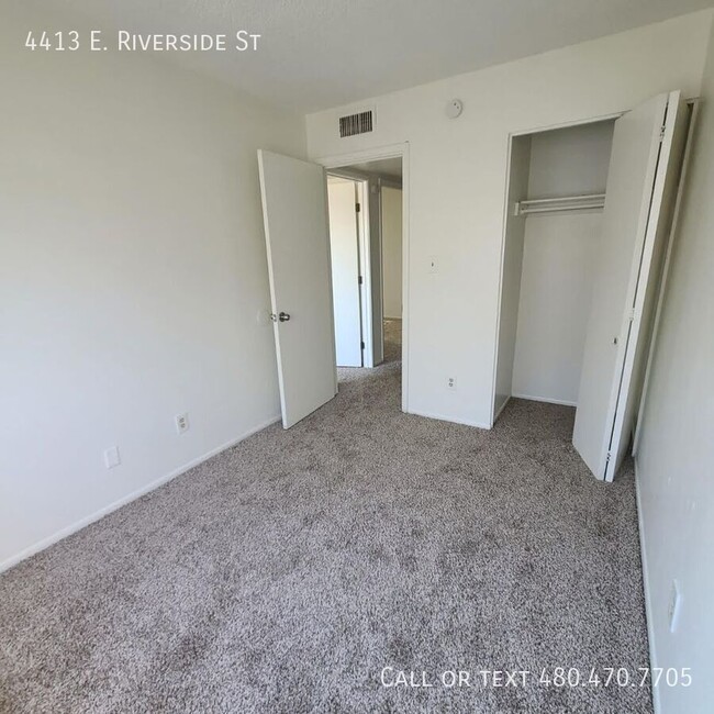 Building Photo - Don't miss out on this 2 bedroom, 1.5 bath...