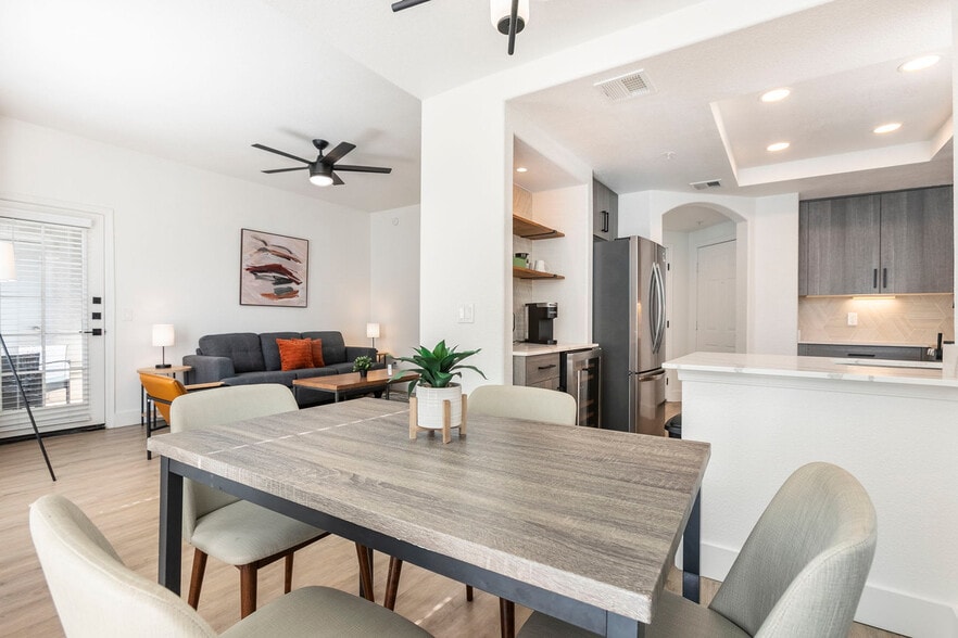 Building Photo - 15608 N 71st St