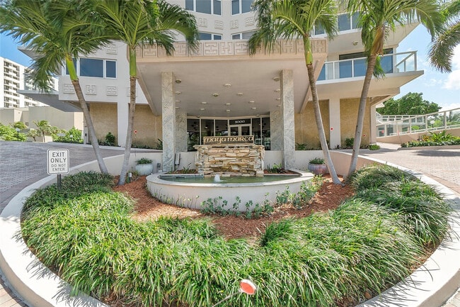 Building Photo - 3000 Holiday Dr