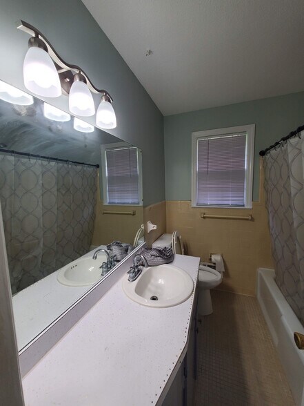 Building Photo - 301 W Lakeside Ave