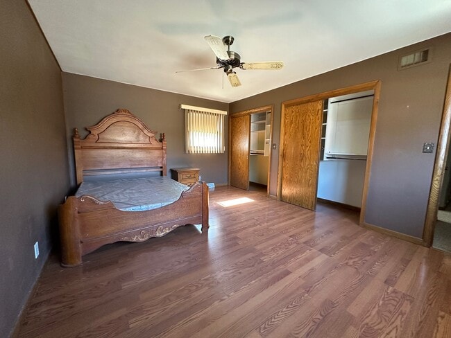Building Photo - Spacious 2BR \2.5BA With Pool !