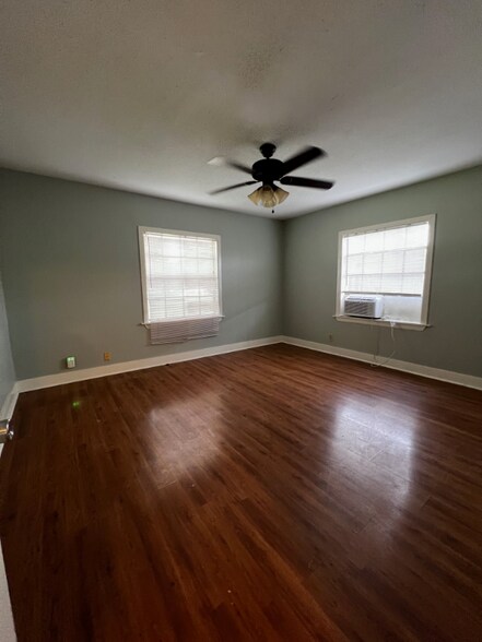 Building Photo - 6601 Meadowlawn St