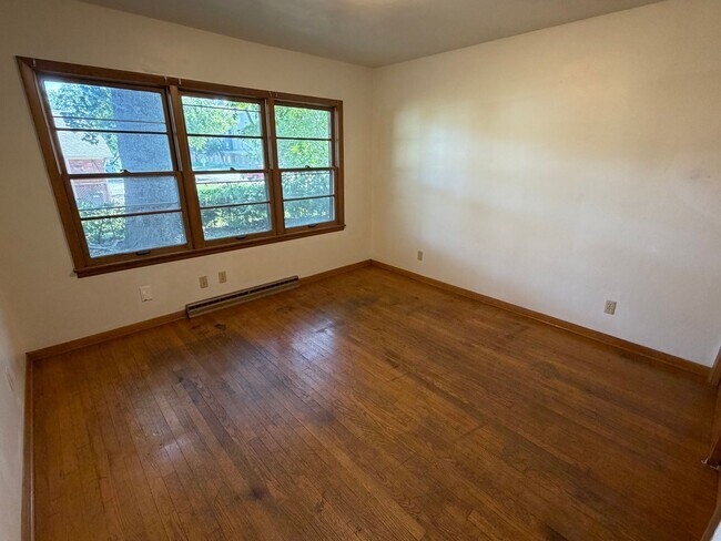 Building Photo - 1322 Alms Dr