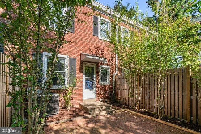 Building Photo - 2836 S Abingdon St