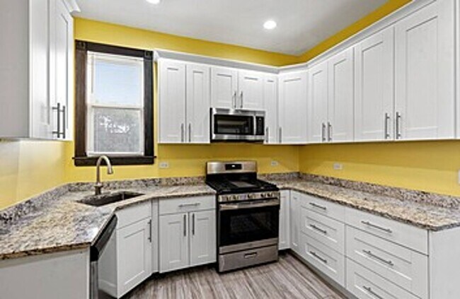 Building Photo - 1826 S Drave Ave